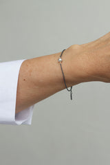 Alaia armbåndet med naturfarvet. grålig kulturperle er både feminint og råt på samme tid. Hold det enkelt eller sæt flere sammen. 