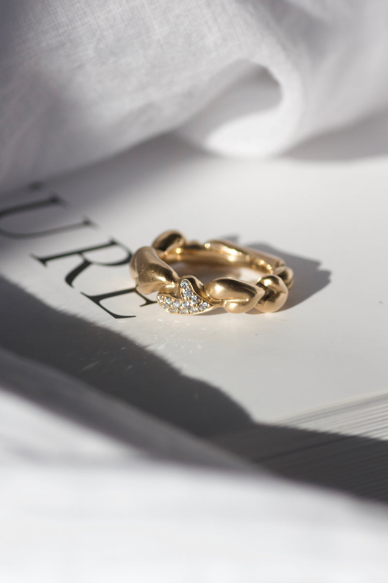 rustikke-hjerteringe-med-diamanter-naturligt-organisk-look-smykker-af-sit-eget-guld-guldsmede-i-danmark-med-eget-værksted-pompus-rustikke-organiske-former-melted-hearts-pave.jpg