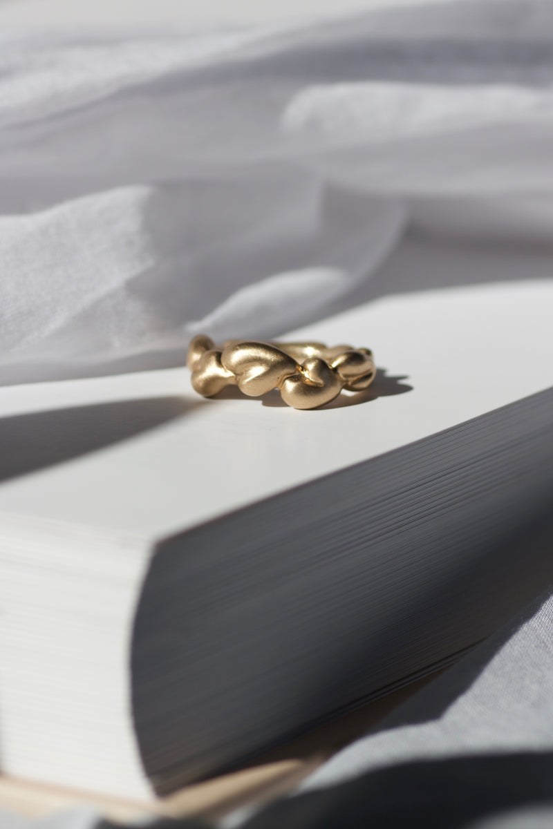 rustikke-hjerteringe-med-diamanter-naturligt-organisk-look-smykker-af-sit-eget-guld-guldsmede-i-danmark-med-eget-værksted-pompus-rustikke-organiske-former-melted-hearts-pave.jpg