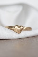 rustikke-hjerteringe-med-diamanter-naturligt-organisk-antikt-look-smykker-af-sit-eget-guld-guldsmede-i-danmark-med-eget-vaerksted-pompus-erik-sorensen-happyheart