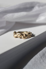 ring_med_mange_hjerter_meltedhearts_hjertering_uden_brillanter_diamanter_band_pompus_handvaerk_handcrafted_jewelry_handlavede_smykker_af_gammelt_guld_omsmeltning_ring_vielsesring_ancient_antikke_rustikke_ring.jpg