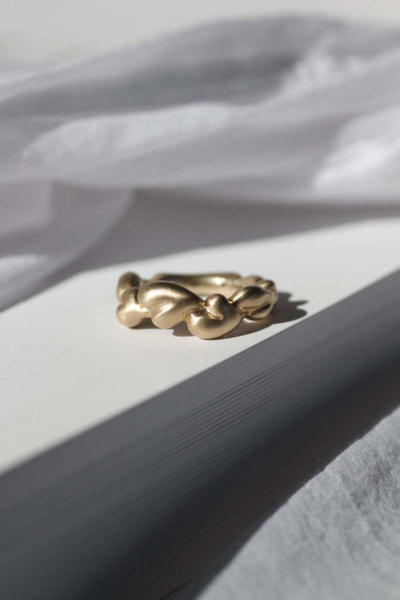 ring_med_mange_hjerter_meltedhearts_hjertering_uden_brillanter_diamanter_band_pompus_handvaerk_handcrafted_jewelry_handlavede_smykker_af_gammelt_guld_omsmeltning_ring_vielsesring_ancient_antikke_rustikke_ring.jpg