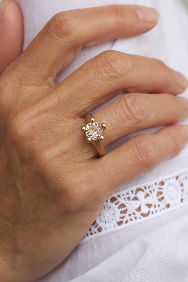 morganit-ring-rustikke-guldringe-med-store-sten-statement-statement-ringe-naturligt-organisk-antikt-look-smykker-af-sit-eget-guld-guldsmede-i-danmark-med-eget-værksted-pompus-erik-sørensen-journey-morganite