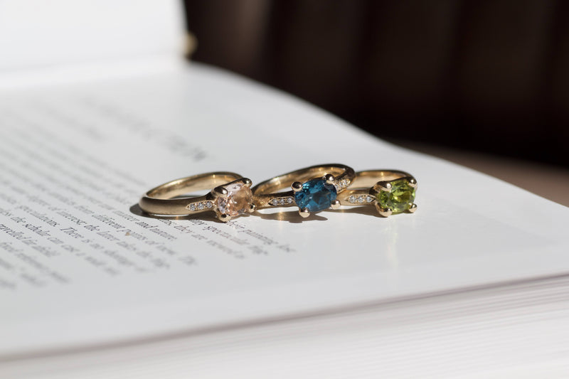 All about ringene skal male verden i farver og symboliserer alt, der giver værdi for den, der bærer den. Mens de emmer af farver og liv, gemmer de på et tomt lærred, der venter på sin historie og betydning. Hvad skal de symbolisere for dig? 