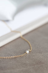 Alaia halskæde i 14 karat guld, rund anker kæde med hvid ferskvandsperle fra POMPUS. Håndlavede smykker fra eget værksted i Danmark