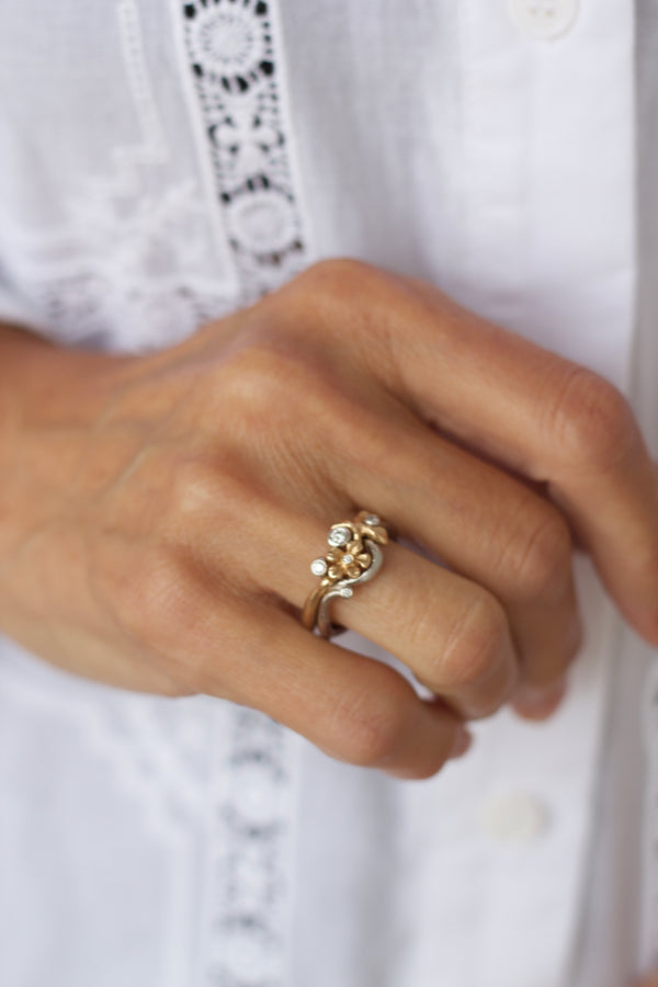 rustikke-blomsterringe-samleringe-med-blomster-og-brillanter-naturligt-organisk-look-smykker-af-sit-eget-guld-guldsmede-i-danmark-med-eget-værksted-pompus-rustikke-organiske-smykker-alphonse-mucha-inspirerede-designs-epoch-belle.jpg