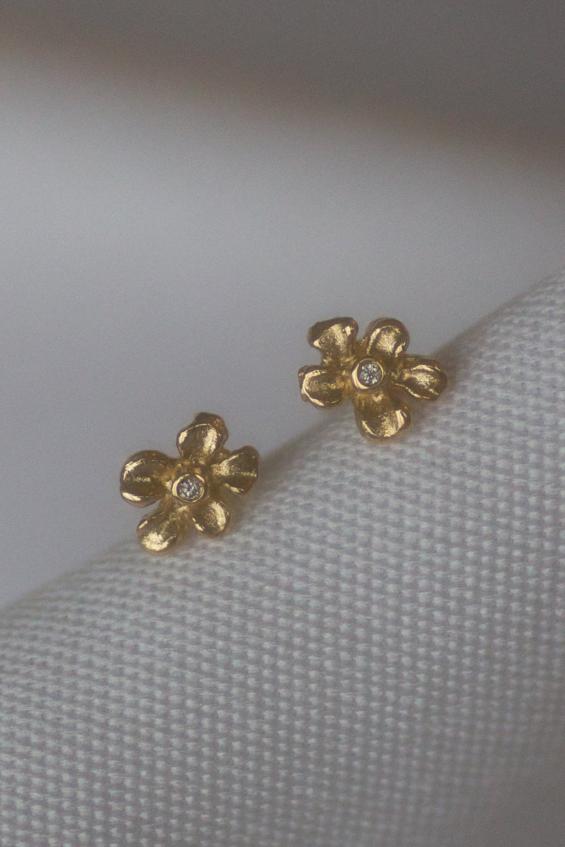rustikke-øreringe-i-guld-med-diamanter-alfons-mucha-kollektion-håndlavede-danske-smykker-rustikke-handcrafted-in-denmark-pompus-smykker-af-mit-gamle-guld-belle-earrings