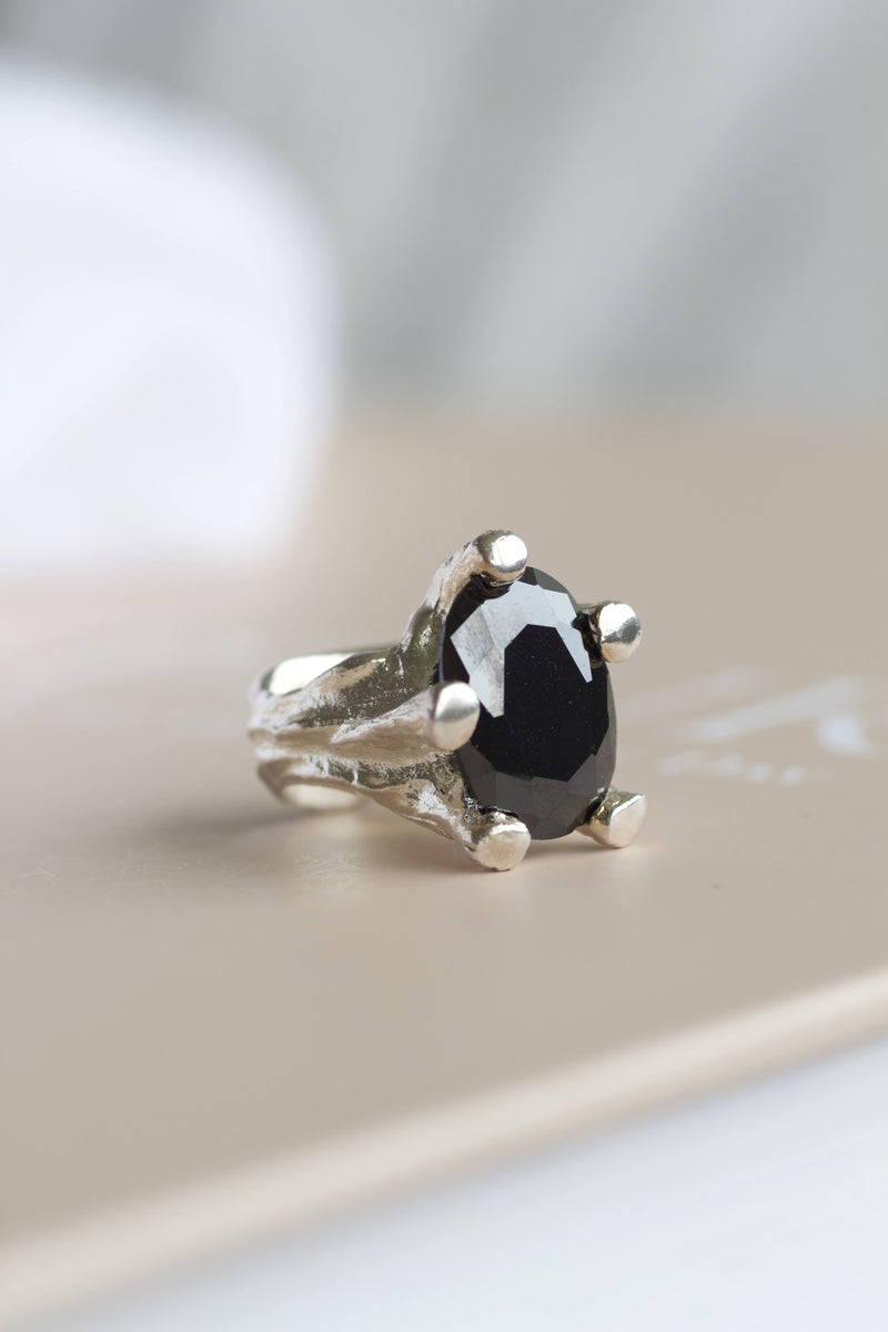 sort-onyx-rustikke-solvringe-med-naturligt-organisk-antikt-look-ra-dansk-ancient-guldsmedvaerksted-med-egne-smykker-diamanter-specialopvaver-af-sit-eget-guld-pompus-brave