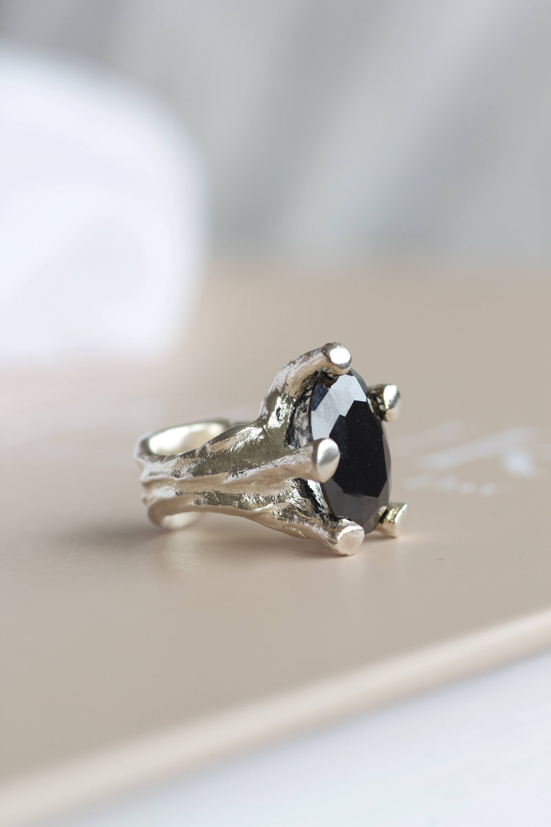 sort-onyx-rustikke-solvringe-med-naturligt-organisk-antikt-look-ra-dansk-ancient-guldsmedvaerksted-med-egne-smykker-diamanter-specialopvaver-af-sit-eget-guld-pompus-brave