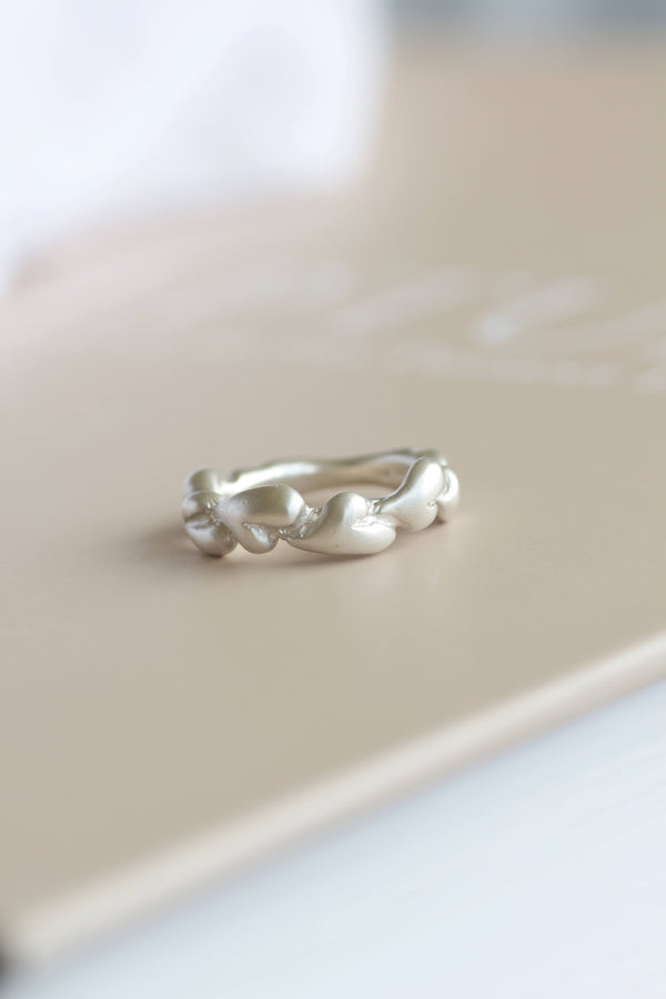 Melted hearts ring i sølv fra Ancient kollektionen med fin materet overflade. Ringen kan laves i lige den størrelse det skulle være og kan også fås i 14 karat guld. 