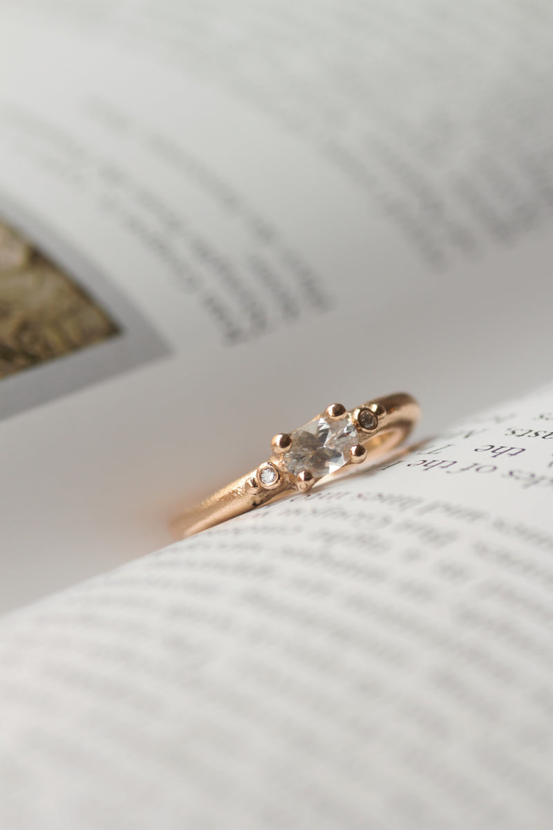 Rustik, massiv guldring i 14 karat guld med lile, oval, facetsleben safir lille brillant på hver side. All about ringene skal male verden i farver og symboliserer alt, der giver værdi for den, der bærer den. Mens de emmer af farver og liv, gemmer de på et tomt lærred, der venter på sin historie og betydning. Hvad skal de symbolisere for dig? 
