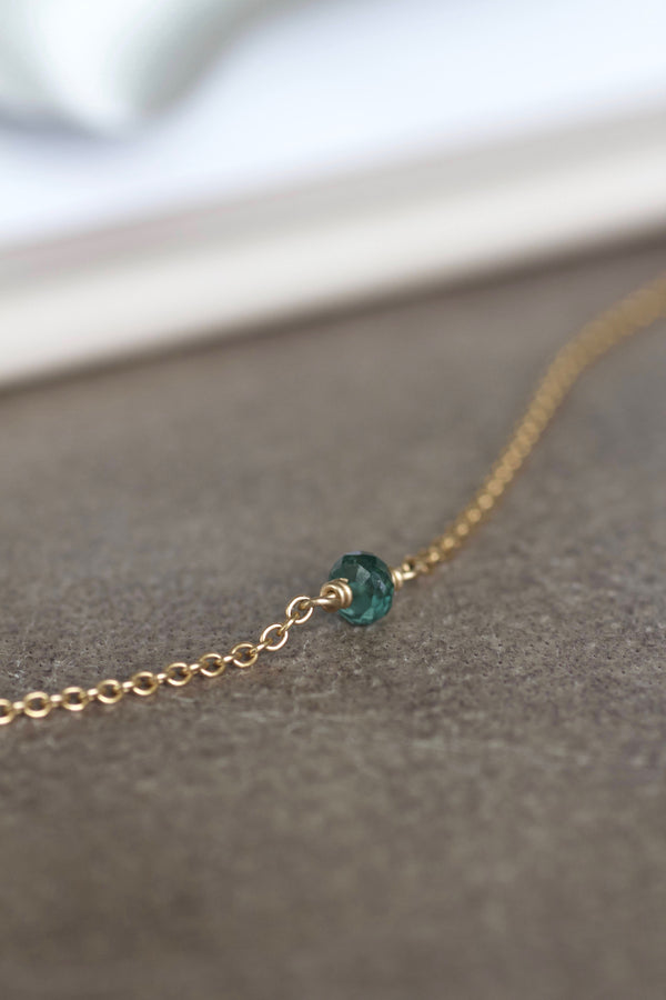 Alaia halskæde i 14 karat guld, rund anker kæde med enkel grøn turmalin fra POMPUS. Håndlavede smykker fra eget værksted i Danmark.